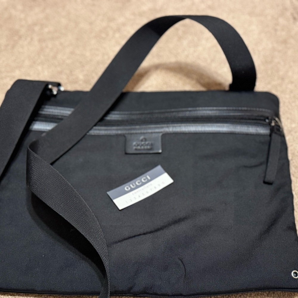 Gucci Black Messenger Bag with Adjustable Strap and Zipper Closure